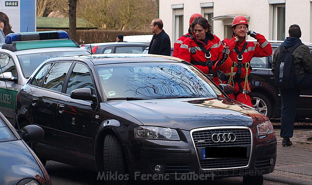Einsatz Feuerwehr SEK Polizei Koeln Nippes Merheimerstr P108.JPG